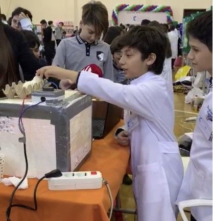 Azərbaycanda kollec şagirdləri inkubator aparatı hazırlayıb